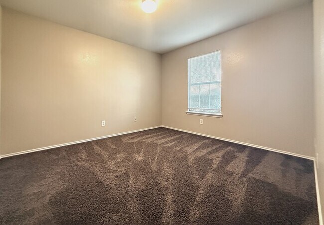 Building Photo - Coming Soon! 3 Bedroom, 2 bath open concept In Lancaster