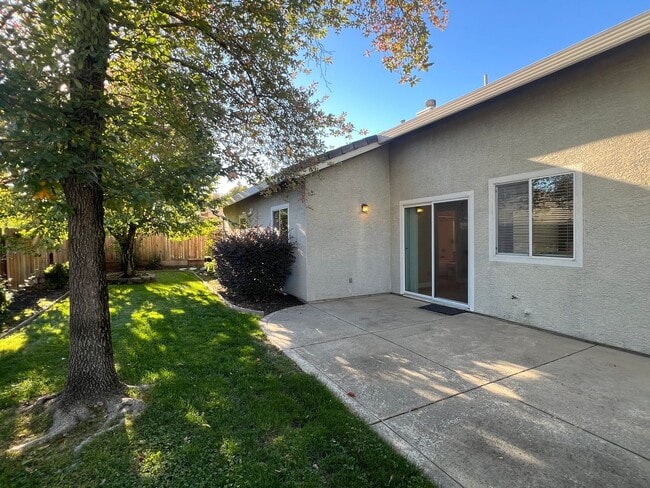 Building Photo - 3 Bedroom Charmer in West Roseville!