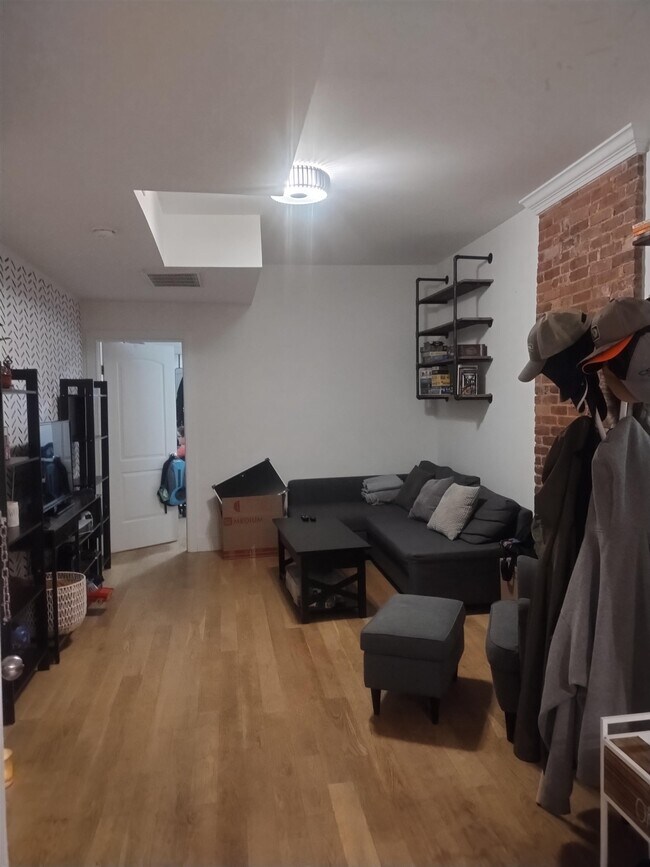 Building Photo - 492 Broadway