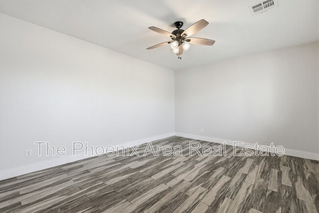 Building Photo - 447 E Carson Dr