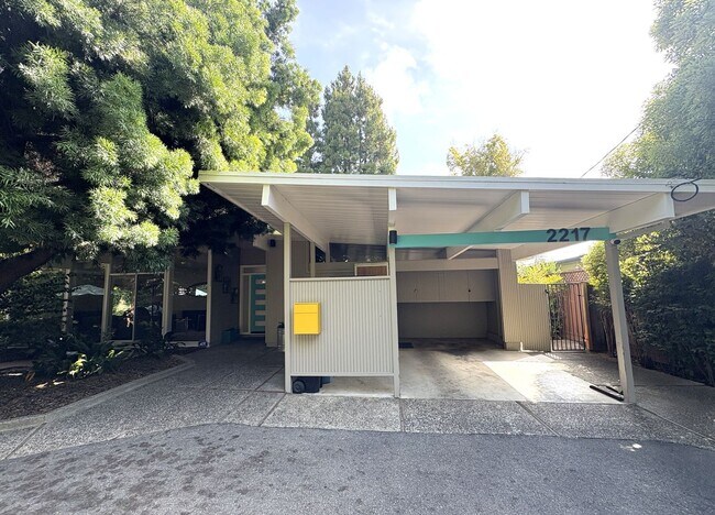 Building Photo - Eichler-Style Gem in Desirable Triple El N...