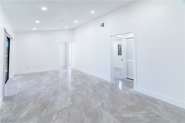 Building Photo - 720 Chavers St