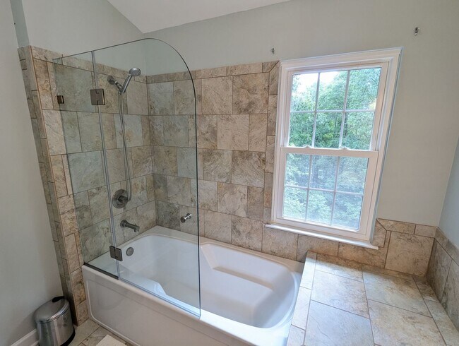 Building Photo - Beautiful 3 level END UNIT townhouse that ...