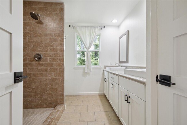 Building Photo - 7922 Woodway Dr