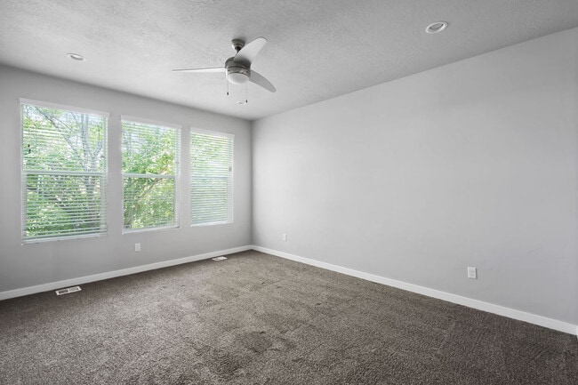 Building Photo - 735 E Zekes Ct