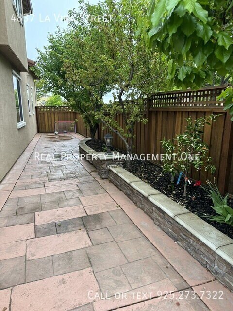 Building Photo - 4837 La Vina St