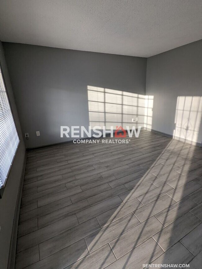 Building Photo - COMPLETELY RENOVATED 4 Bedroom / 1.5 bath ...