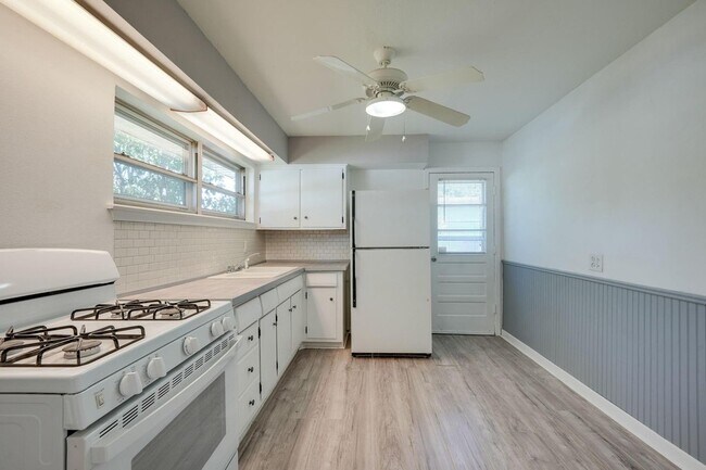 Building Photo - 2442 Oates Dr