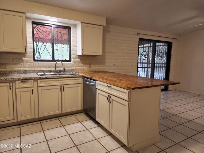 Building Photo - 2351 W Placita Algodon
