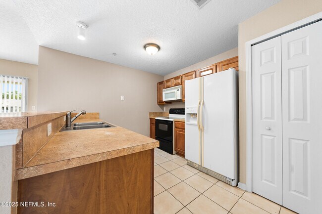 Building Photo - 7920 Merrill Rd