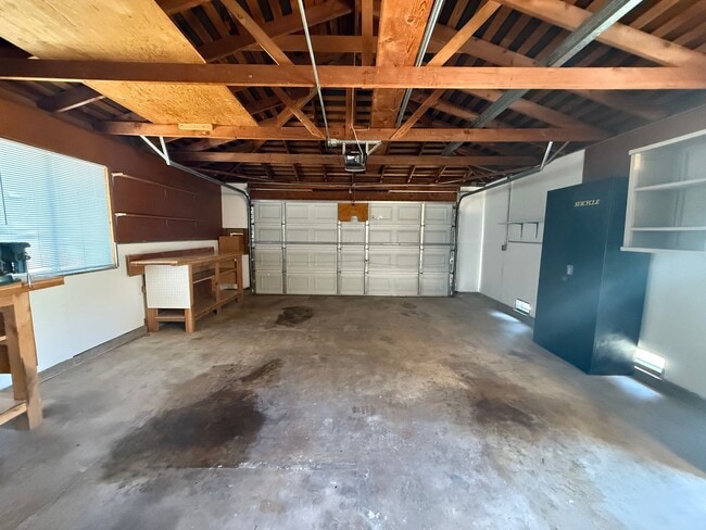 Building Photo - 3 bed 2 bath home available now!