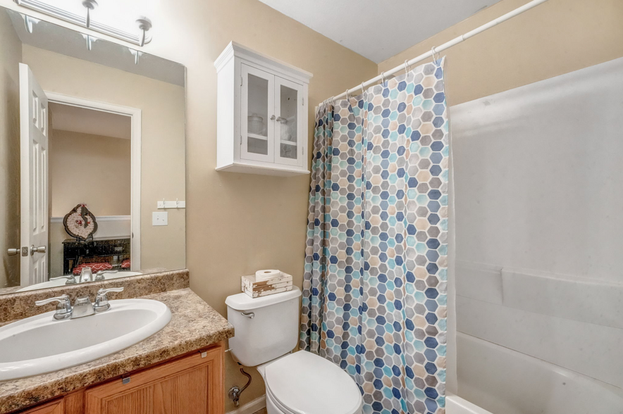 Hall Bath - 7662 Sandy Springs Pt