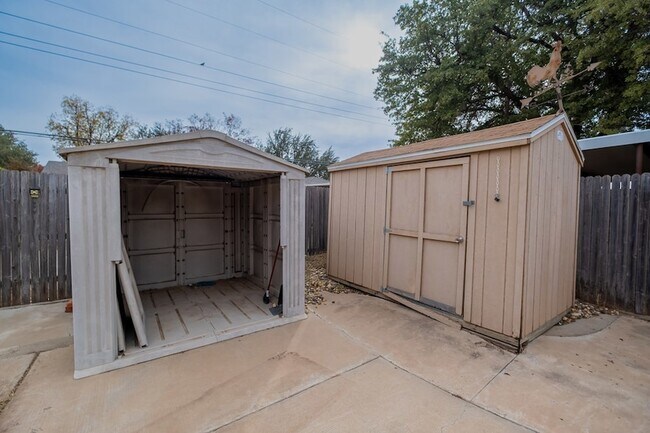 Building Photo - 2821 Metz Dr