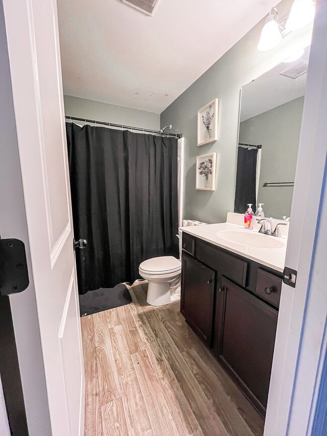 Building Photo - Gorgeous 3 Bed + Bonus in Hubert!!!!