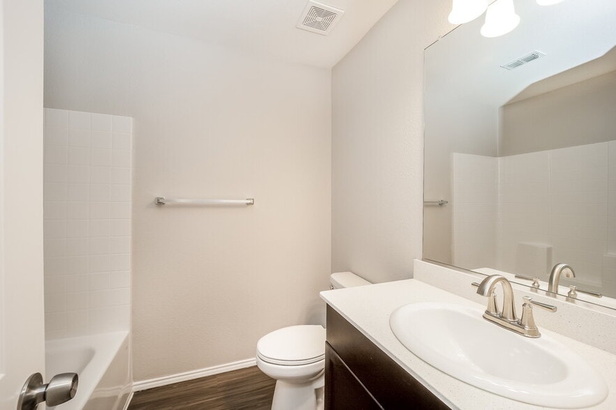Building Photo - 1617 Westfall Dr