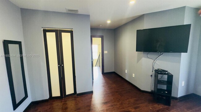 Building Photo - 1094 Redwood St