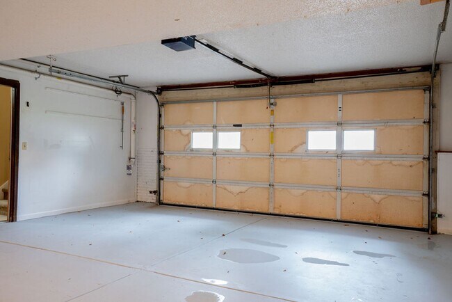 Building Photo - 6012 Fleetwood Dr