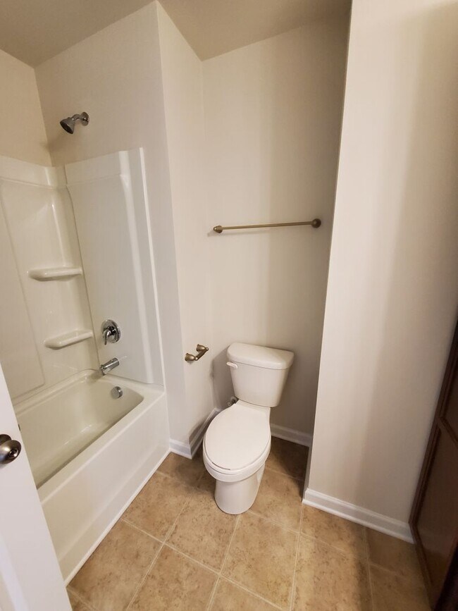 Building Photo - 3 bedroom townhome in university