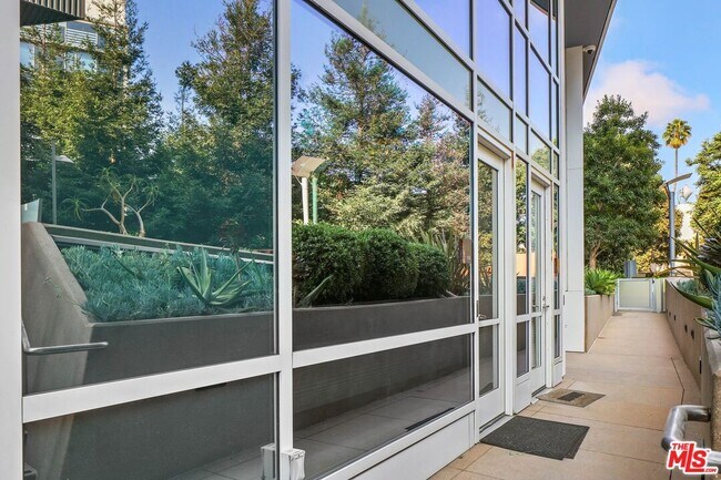 Building Photo - 1705 Ocean Ave
