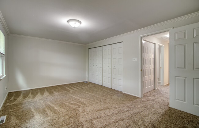 Building Photo - 204 Parkwood Dr