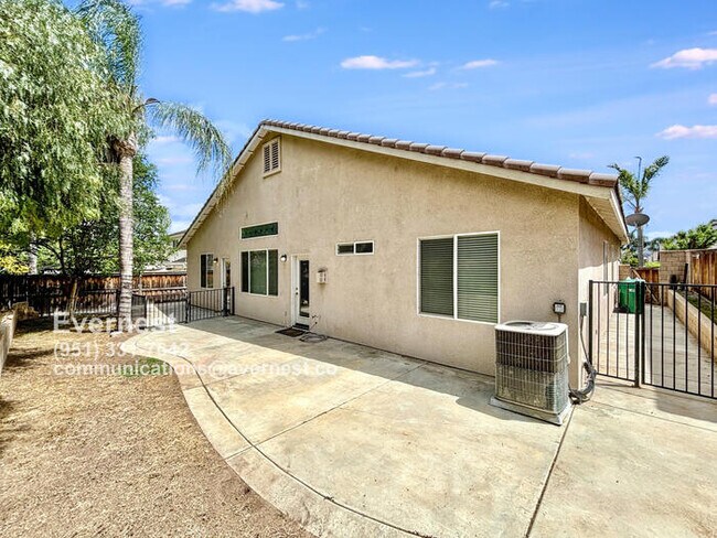 Building Photo - Beautiful 3-Bedroom Home with Fireplace an...