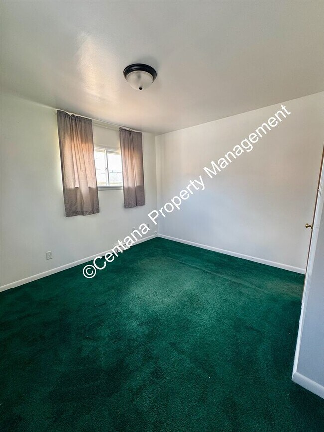 Building Photo - 2 Bedroom House on the Flats with a finish...