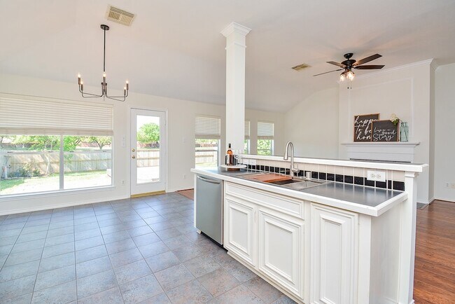 Building Photo - 3815 Summerfield Dr