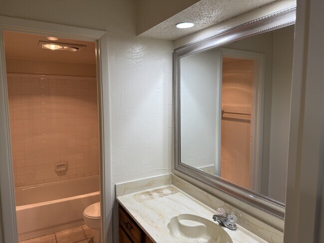Building Photo - 905 Bluebird Dr