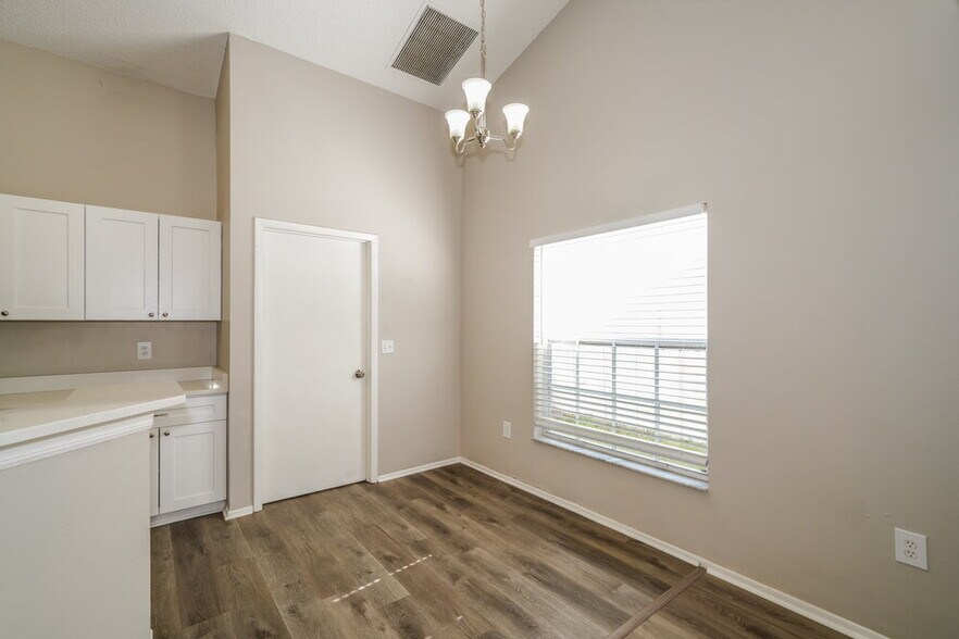 Building Photo - 1434 Lakehurst Way