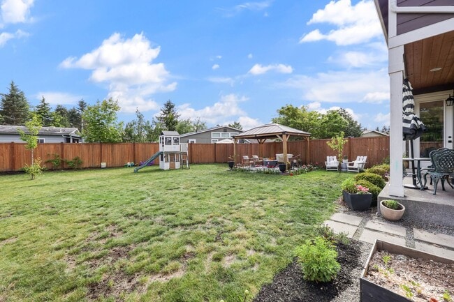 Building Photo - Spacious & Stylish 4-Bedroom A/C Townhome!
