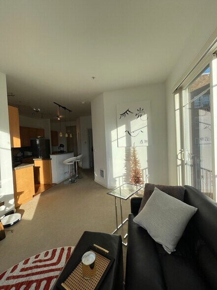 Building Photo - 124 Bellevue Ave E