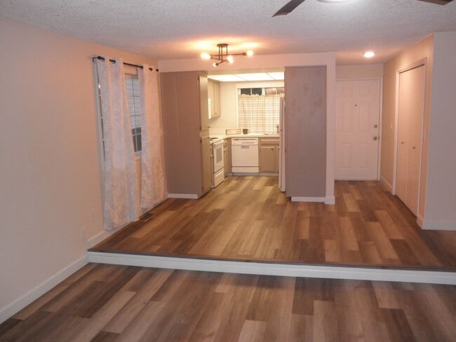 Building Photo - On cul de sac