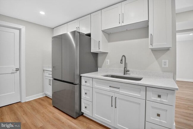 Building Photo - 5310 Cathedral Ave NW