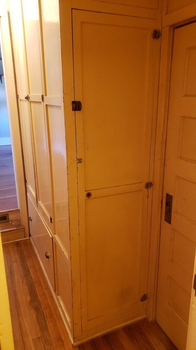 Building Photo - 803 E Flint St