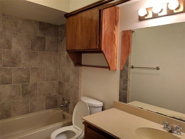 Building Photo - 2119 Teresa Dr