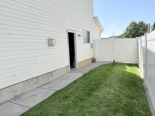 Building Photo - 2022 N 850 W