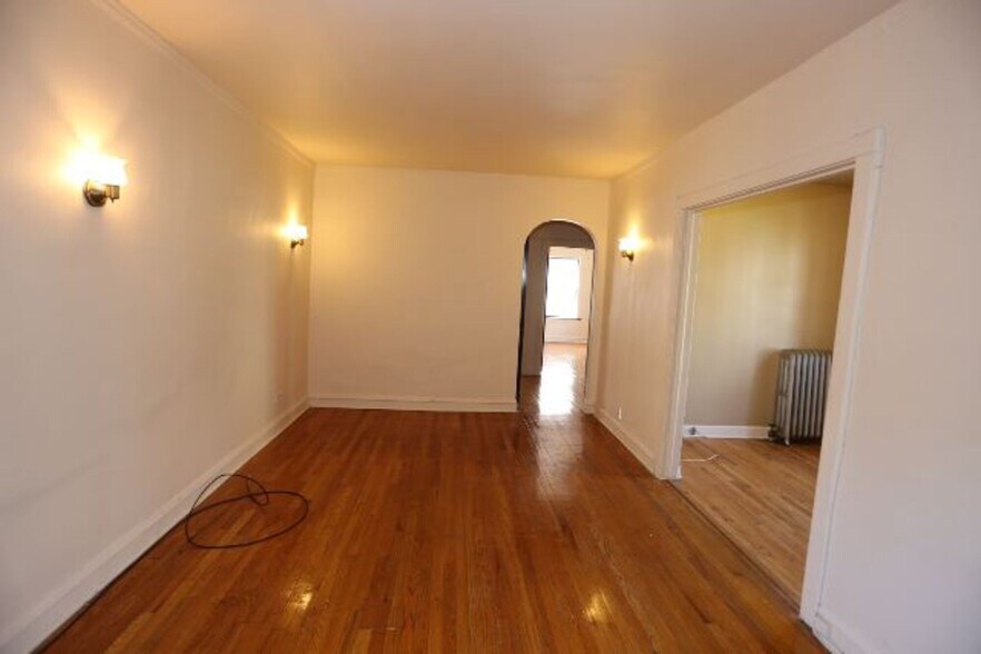 Building Photo - 2208 W Ainslie St