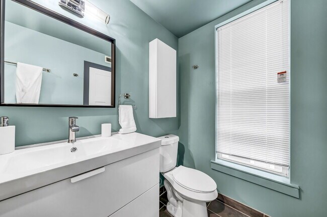 Building Photo - Furnished 2-Bedroom, 2-Bath Apartment near the Medical Campus