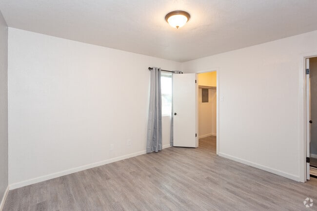 1BR 1BA - 600 SF - East 12th Townhomes and Apartments