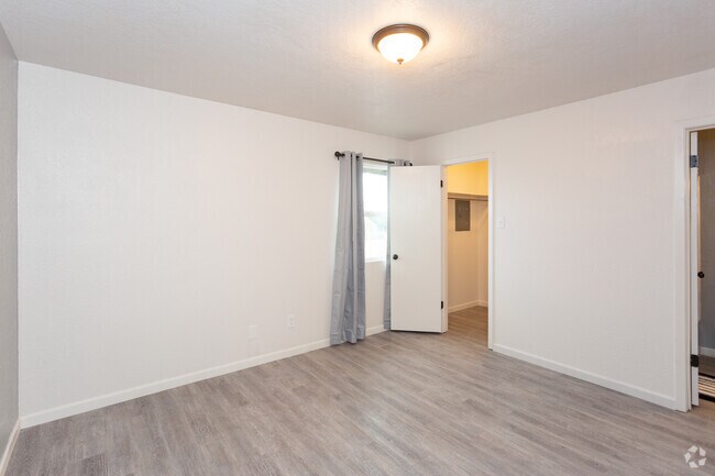 1BR 1BA - 600 SF - East 12th Townhomes and Apts