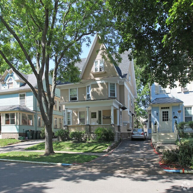 Building Photo - 22 Thayer St