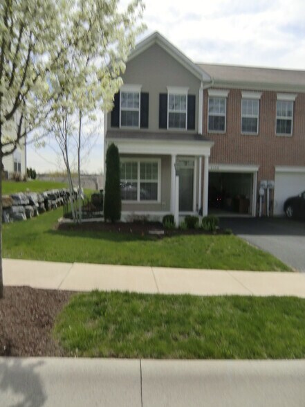 Building Photo - 2128 Red Fox Dr