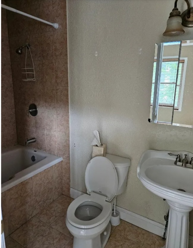 Building Photo - Charming 1 bedroom, 1 bathroom Bungalow