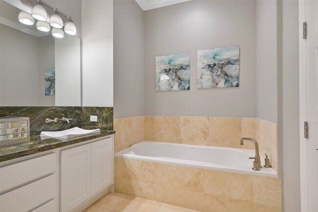 Building Photo - 801 E Beach Dr