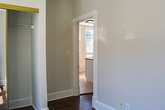 Building Photo - 1008 Garnett Pl