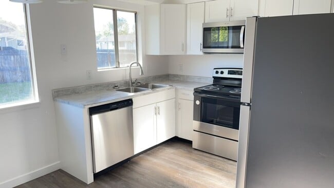 Building Photo - Modern 2-Bedroom Duplex with New Kitchen &...