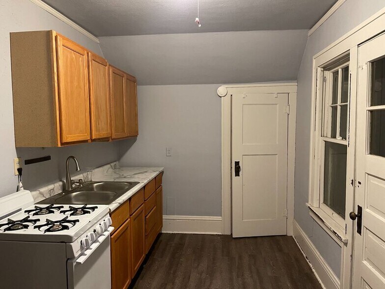 Kitchen - 621 State St N