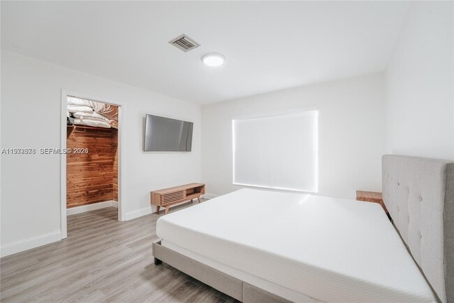 Building Photo - 11080 Peachtree Dr