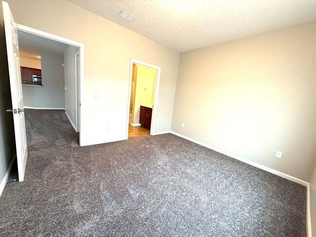 Building Photo - 9400 Clubview Dr
