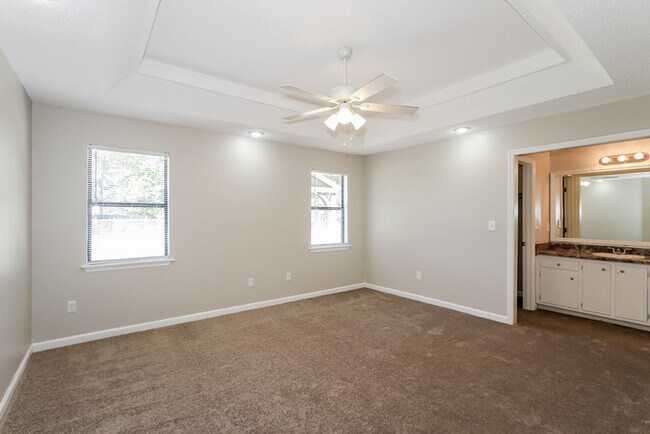 Building Photo - Bright 3 Bedroom Home with High Ceilings